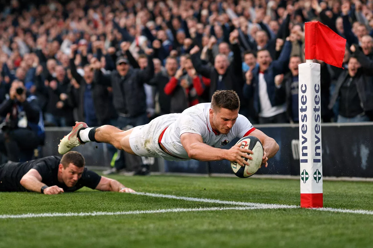 Ailier de rugby marquant un essai spectaculaire