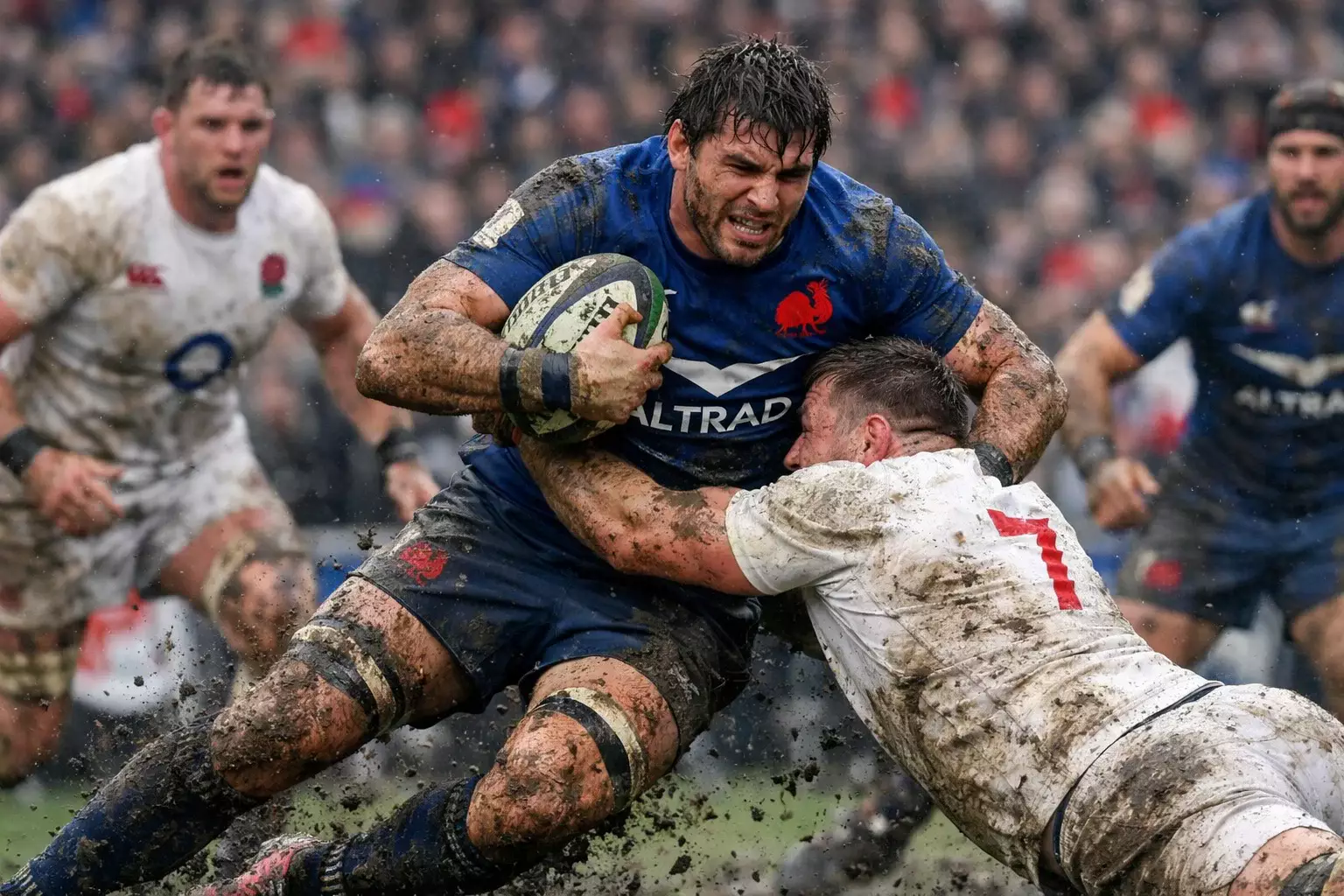 Confrontation intense lors du Crunch France-Angleterre de rugby